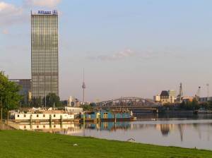  (An den Treptowers, Berlin-Alt-Treptow, Bürohochhäuser an der Spree) 