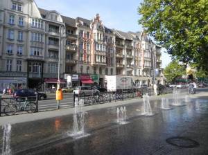  (Kaiser-Wilhelm-Platz, Berlin-Schöneberg, Kaiser-Wilhelm-Passage, Mahnmal, Brunnen, Straßencafés) 