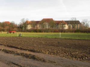 Freilandmuseum Domäne Dahlem, im HIntergrund das Geheime Staatsarchiv (2013) Freilandmuseum Domäne Dahlem, Freilandmuseum für Agrar- und Ernährungskultur mit ökologischem Schwerpunkt